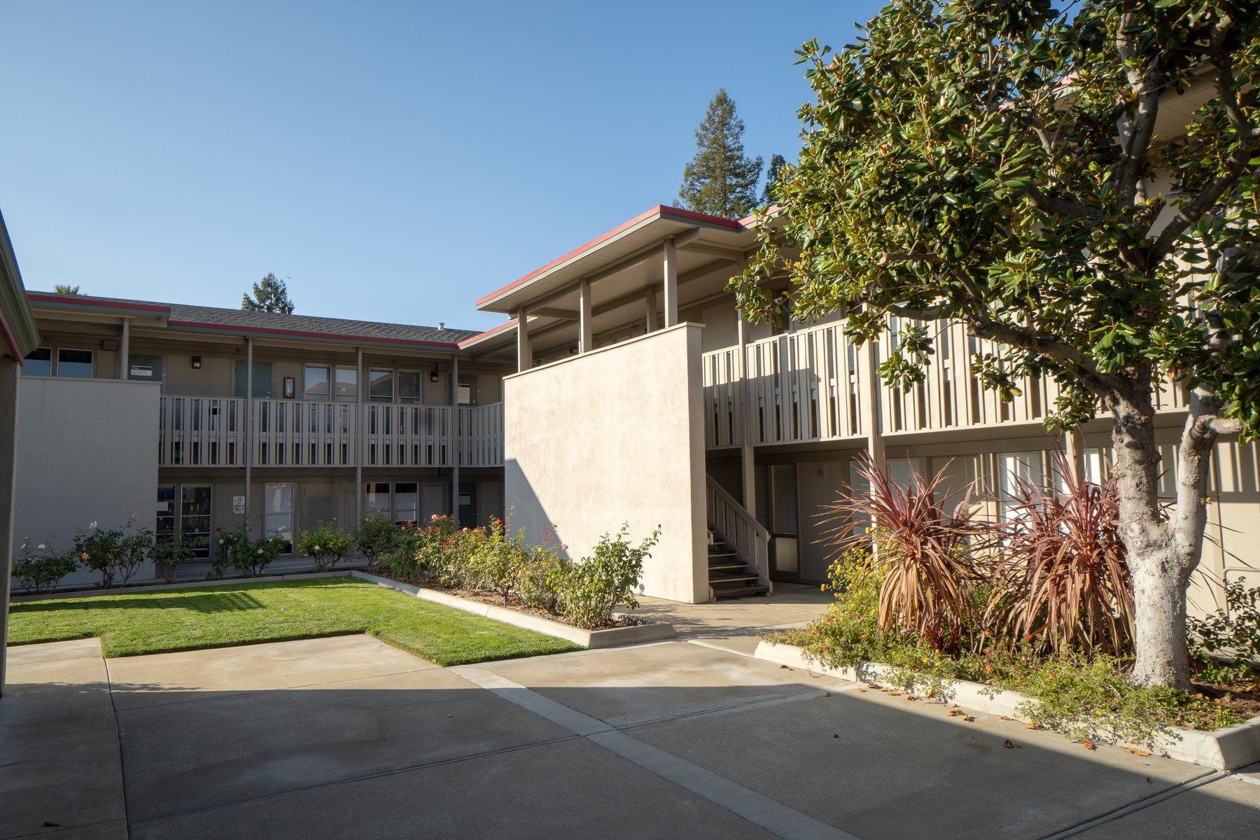 Valley Center | 401 Gregory Ln - Photo 2